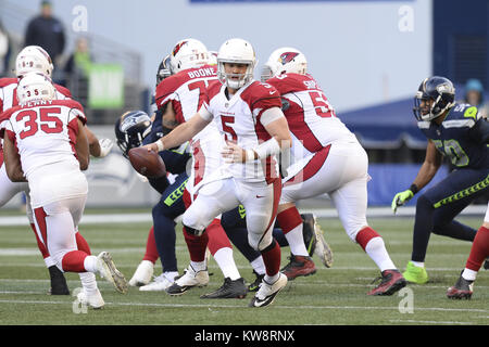 Seattle, Washington, USA. 31 Dez, 2017. Arizona Quarterback Blaine Gabbert (5) Täuscht eine Übergabe wie die Arizona Cardinals spielen die Seattle Seahawks in einem NFL Spiel im Century Link Feld in Seattle, WA. Credit: Jeff Halstead/ZUMA Draht/Alamy leben Nachrichten Stockfoto