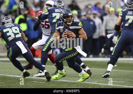 Seattle, Washington, USA. 31 Dez, 2017. Seattle quarterback RUSSELL WILSON (3) Rollen Sie weiter, wie die Arizona Cardinals die Seattle Seahawks in einem NFL Spiel im Century Link Feld in Seattle, WA. Credit: Jeff Halstead/ZUMA Draht/Alamy leben Nachrichten Stockfoto