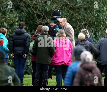 Sandringham, Norfolk, Großbritannien. 31 Dez, 2017. Princess Royal (Prinzessin Anne) und Prinz Philip, Herzog von Edinburgh sind alle Lächeln, nach dem Besuch der St. Maria Magdalena Kirche Sonntag Morgen Service, Silvester, in Sandringham, Norfolk, am 31. Dezember 2017. Credit: Paul Marriott/Alamy leben Nachrichten Stockfoto