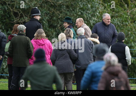 Sandringham, Norfolk, Großbritannien. 31 Dez, 2017. Princess Royal (Prinzessin Anne), und Prinz Philip, Herzog von Edinburgh, sind alles Lächeln nach dem Besuch der St. Maria Magdalena Kirche Sonntag Morgen Service, Silvester, in Sandringham, Norfolk, am 31. Dezember 2017. Credit: Paul Marriott/Alamy leben Nachrichten Stockfoto