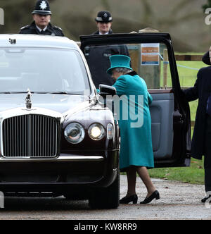 Sandringham, Norfolk, Großbritannien. 31 Dez, 2017. Königin Elizabeth II. Nach dem Besuch der St. Maria Magdalena Kirche Sonntag Morgen Service, Silvester, in Sandringham, Norfolk, am 31. Dezember 2017. Credit: Paul Marriott/Alamy leben Nachrichten Stockfoto