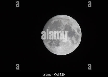 Kidderminster, Großbritannien. 1. Januar 2018. Mit 97% Beleuchtung, die Waxing gibbous Mond scheint hell in der letzten 2017 Himmel klar leuchten alle Silvester feiern. Quelle: Lee Hudson/Alamy leben Nachrichten Stockfoto