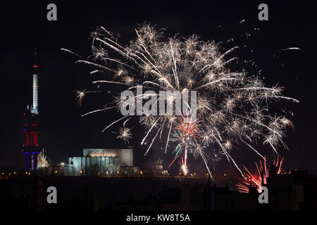 Feuerwerk über dem Fernsehturm Žižkov (Žižkovský vysílač) und das reiterdenkmal von Jan Žižka in der Vítkov-Hügel im neuen Jahr feiern in Prag, Tschechische Republik, am 1. Januar 2018. Stockfoto