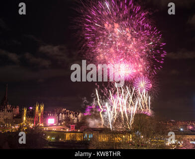 Edinburgh, Schottland, Vereinigtes Königreich. 31 Dez, 2017. Feuerwerk über dem Schloss von Edinburgh ins Neue Jahr Quelle: Iain Masterton/Alamy Leben Nachrichten markieren Stockfoto