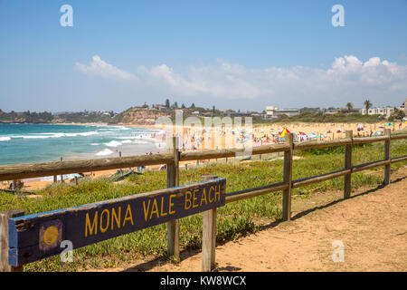 Sydney, Australien. Montag, 1. Januar 2018. Viele Bewohner von Sydney an der Küste mit Temperaturen um 28 Grad am Tag der neuen Jahre erreichen. Bilder Mona Vale Strand am nördlichen Strände von Sydney, Australien. Quelle: Martin Berry/Alamy leben Nachrichten Stockfoto