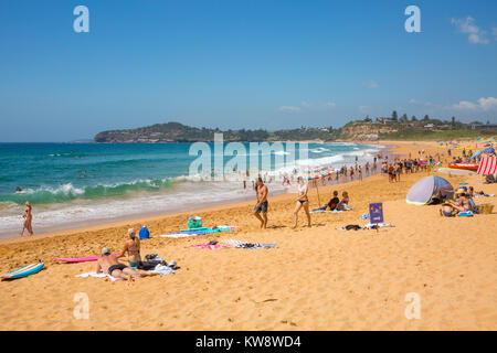 Sydney, Australien. Montag, 1. Januar 2018. Viele Bewohner von Sydney an der Küste mit Temperaturen um 28 Grad am Tag der neuen Jahre erreichen. Bilder Mona Vale Strand am nördlichen Strände von Sydney, Australien. Quelle: Martin Berry/Alamy leben Nachrichten Stockfoto