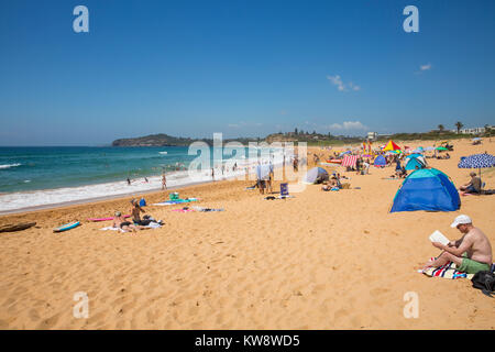 Sydney, Australien. Montag, 1. Januar 2018. Viele Bewohner von Sydney an der Küste mit Temperaturen um 28 Grad am Tag der neuen Jahre erreichen. Bilder Mona Vale Strand am nördlichen Strände von Sydney, Australien. Quelle: Martin Berry/Alamy leben Nachrichten Stockfoto