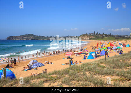 Sydney, Australien. Montag, 1. Januar 2018. Viele Bewohner von Sydney an der Küste mit Temperaturen um 28 Grad am Tag der neuen Jahre erreichen. Bilder Mona Vale Strand am nördlichen Strände von Sydney, Australien. Quelle: Martin Berry/Alamy leben Nachrichten Stockfoto