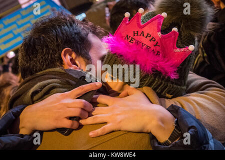 London, Großbritannien. 1 Jan, 2018. Silvester: ein Paar in Piccadilly Circus Umarmung als das neue Jahr angekündigt ist. Credit: Guy Corbishley/Alamy leben Nachrichten Stockfoto