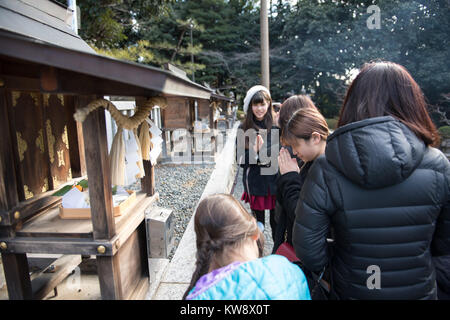 Lokale treffen sich Leute in einem kleinen Suwa Shinto Schrein in Midori-ku, Nagoya für das Neue Jahr Gebete und Feiern. Stockfoto