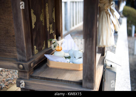 Spiegel Reiskuchen an einem kleinen Suwa Shinto Schrein in Midori-ku, Nagoya. Stockfoto