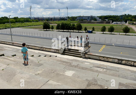 Oranienberg, Brandenburg, Deutschland. 22. Juli 2012. 20120722-Besucher stehen auf dem ehemaligen Sprecher Tribüne an der Basis der Zeppelin Tribüne in Nürnberg, Deutschland. Von hier aus während der 1930er Jahre, NS-Beamten, einschließlich der Diktator Adolf Hitler, Nsdap Kundgebungen. Credit: Chuck Myers/ZUMA Draht/Alamy leben Nachrichten Stockfoto