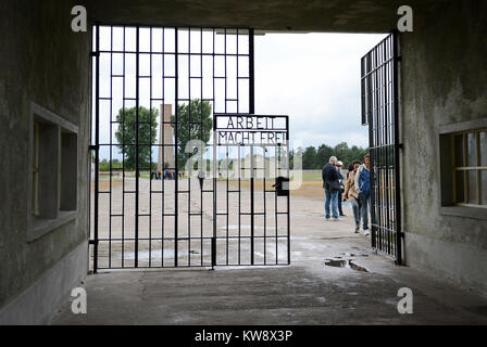 Oranienberg, Brandenburg, Deutschland. 19 Juli, 2012. 20120719 - Die notorische NS-Begriff' 'Arbeit macht frei'' ist auf das Eingangstor zum KZ Sachsenhausen in der Nähe von Oranienburg, Deutschland prangt. Credit: Chuck Myers/ZUMA Draht/Alamy leben Nachrichten Stockfoto