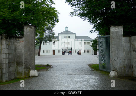 Oranienberg, Brandenburg, Deutschland. 19 Juli, 2012. 20120719 - Eintritt in das Konzentrationslager Sachsenhausen, einem ehemaligen NS - Konzentrationslager in der Nähe von Oranienburg, Deutschland. Der zusammengesetzte Tor und SS Büros sitzen im Hintergrund. Credit: Chuck Myers/ZUMA Draht/Alamy leben Nachrichten Stockfoto