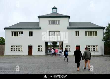 Oranienberg, Brandenburg, Deutschland. 19 Juli, 2012. 20120719 - Das Konzentrationslager Sachsenhausen Main Gate beherbergt auch ehemalige SS-Büros der Lager. Credit: Chuck Myers/ZUMA Draht/Alamy leben Nachrichten Stockfoto