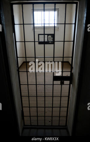 Oranienberg, Brandenburg, Deutschland. 19 Juli, 2012. 20120719 - diese Zelle im Gefängnis Abschnitt im ehemaligen KZ Sachsenhausen in der Nähe von Oranienburg, Deutschland hielt einmal Martin Niemoller, anti-Nazi Theologe und der lutherische Pastor. Credit: Chuck Myers/ZUMA Draht/Alamy leben Nachrichten Stockfoto