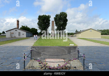 Oranienberg, Brandenburg, Deutschland. 19 Juli, 2012. 20120719 - eine Gedenktafel im Vordergrund markiert den Punkt eines einmal Galgen im KZ Sachsenhausen in der Nähe von Oranienburg, Deutschland. Die Gebäude auf der Rückseite sind die ehemaligen Camp Das Camp Küche und Wäscherei. In der fernen Zentrum steht das Freiheitsdenkmal. Credit: Chuck Myers/ZUMA Draht/Alamy leben Nachrichten Stockfoto