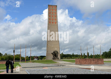 Oranienberg, Brandenburg, Deutschland. 19 Juli, 2012. 20120719 - Befreiung Denkmal im ehemaligen KZ Sachsenhausen in der Nähe von Oranienburg, Deutschland, verfügt über rote Dreiecke zu Ehren des politischen Gefangenen, die roten Dreiecke auf ihrem Gefängnis Uniformen trug. Credit: Chuck Myers/ZUMA Draht/Alamy leben Nachrichten Stockfoto