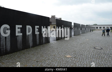 Oranienberg, Brandenburg, Deutschland. 19 Juli, 2012. 20120719 - Besucher vorbei am Eingang der ehemaligen Konzentrationslager Sachsenhausen gründen, ein ehemaliger NS-Camp in der Nähe von Oranienburg, Deutschland. Credit: Chuck Myers/ZUMA Draht/Alamy leben Nachrichten Stockfoto