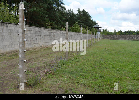 Oranienberg, Brandenburg, Deutschland. 19 Juli, 2012. 20120719 - ein Abschnitt der Stacheldrahtzaun Linien der Ostwand des KZ Sachsenhausen, einem ehemaligen NS - Konzentrationslager in der Nähe von Oranienburg, Deutschland. Credit: Chuck Myers/ZUMA Draht/Alamy leben Nachrichten Stockfoto