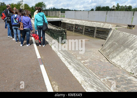 Oranienberg, Brandenburg, Deutschland. 19 Juli, 2012. 20120719 - Besucher untersuchen eine Hinrichtung Graben im KZ Sachsenhausen, einem ehemaligen NS - Konzentrationslager in der Nähe von Oranienburg, Deutschland. Credit: Chuck Myers/ZUMA Draht/Alamy leben Nachrichten Stockfoto