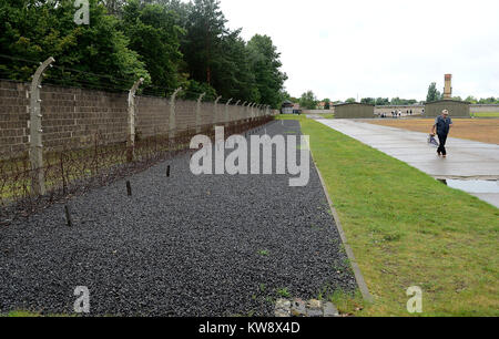 Oranienberg, Brandenburg, Deutschland. 19 Juli, 2012. 20120719-A Kies ehemalige ''Kill Zone'' trennt die Stacheldraht Barriere und Camp Wand im KZ Sachsenhausen, einem ehemaligen NS - Konzentrationslager in der Nähe von Oranienburg, Deutschland. Credit: Chuck Myers/ZUMA Draht/Alamy leben Nachrichten Stockfoto