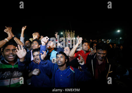 Dhaka, Bangladesch. 01 Jan, 2018. Bangladeshi Menschen versammelt, um an der Universität von Dhaka Englisch ins neue Jahr zu feiern, in Dhaka, Bangladesh. Credit: Suvra Kanti Das/Alamy leben Nachrichten Stockfoto