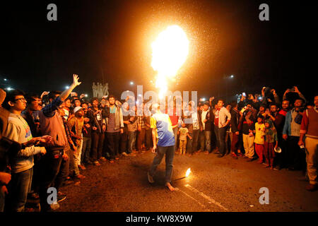 Dhaka, Bangladesch. 01 Jan, 2018. Bangladeshi Menschen versammelt, um an der Universität von Dhaka Englisch ins neue Jahr zu feiern, in Dhaka, Bangladesh. Credit: Suvra Kanti Das/Alamy leben Nachrichten Stockfoto