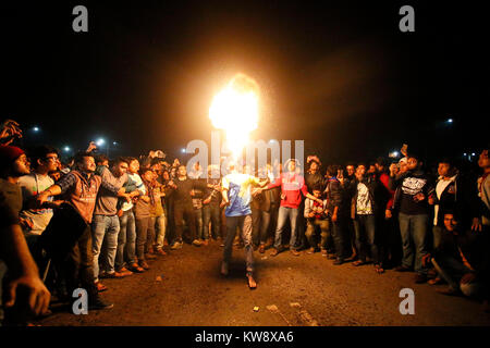 Dhaka, Bangladesch. 01 Jan, 2018. Bangladeshi Menschen versammelt, um an der Universität von Dhaka Englisch ins neue Jahr zu feiern, in Dhaka, Bangladesh. Credit: Suvra Kanti Das/Alamy leben Nachrichten Stockfoto