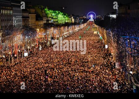 Paris, Frankreich. 31 Dez, 2017. Besucher versammeln sich die Show auf der Champs-Elysees avenue in Paris, Frankreich zu beobachten, zum 31.12.2017. Paris feierte das Kommen des Jahres 2018 durch die Projektion eine Animation "Pariser Leben" auf dem Triumphbogen berechtigt. Credit: Chen Yichen/Xinhua/Alamy leben Nachrichten Stockfoto