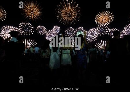 Rio De Janeiro, Brasilien. 1 Jan, 2018. Leute beobachten Feuerwerk feiern das neue Jahr in Rio de Janeiro, Brasilien, Jan. 1, 2018. Credit: Li Ming/Xinhua/Alamy leben Nachrichten Stockfoto