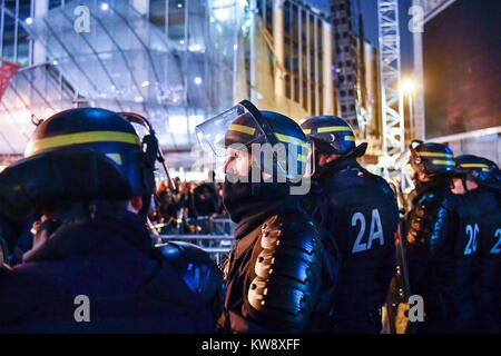 Paris, Frankreich. 31 Dez, 2017. Gendarmen stand Guard auf der Champs-Elysees avenue in Paris, Frankreich, am 31. Dezember 2017. Sicherheit Maßnahmen wurden im ganzen Land der Sicherheit für das Neue Jahr Feiern zu gewährleisten. Credit: Chen Yichen/Xinhua/Alamy leben Nachrichten Stockfoto