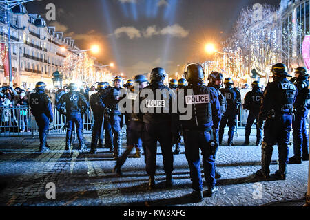 Paris. 31 Dez, 2017. Polizisten und Gendarmen stand Guard auf Champs-Elysees avenue in Paris, Frankreich zum 31.12.2017. Sicherheit Maßnahmen wurden im ganzen Land der Sicherheit für das Neue Jahr Feiern zu gewährleisten. Credit: Chen Yichen/Xinhua/Alamy leben Nachrichten Stockfoto