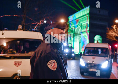 Paris, Frankreich. 31 Dez, 2017. Ein Polizist steht Wache in der Nähe des Triumphbogen in Paris, Frankreich, am 31. Dezember 2017. Sicherheit Maßnahmen wurden im ganzen Land der Sicherheit für das Neue Jahr Feiern zu gewährleisten. Credit: Chen Yichen/Xinhua/Alamy leben Nachrichten Stockfoto