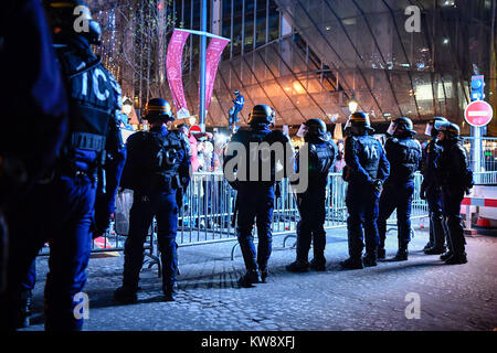 Paris, Frankreich. 31 Dez, 2017. Gendarmen stand Guard auf der Champs-Elysees avenue in Paris, Frankreich, am 31. Dezember 2017. Sicherheit Maßnahmen wurden im ganzen Land der Sicherheit für das Neue Jahr Feiern zu gewährleisten. Credit: Chen Yichen/Xinhua/Alamy leben Nachrichten Stockfoto