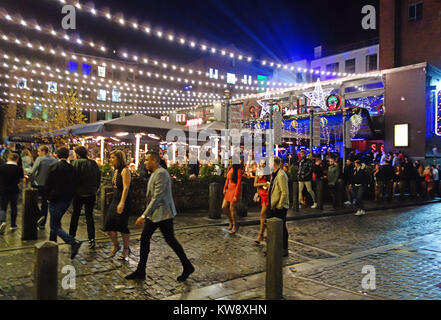 Liverpool, Großbritannien. 31 Dez, 2017. Die Partygänger in Concert Square, Liverpool genießen Sie Silvester. 31. Dezember, 2017. Credit: Pak Hung Chan/Alamy leben Nachrichten Stockfoto