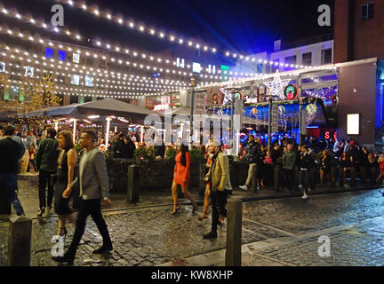 Liverpool, Großbritannien. 31 Dez, 2017. Die Partygänger in Concert Square, Liverpool genießen Sie Silvester. 31. Dezember, 2017. Credit: Pak Hung Chan/Alamy leben Nachrichten Stockfoto