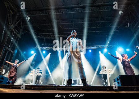 Edinburgh, Schottland, Vereinigtes Königreich. 31 Dez, 2017. Die Human League durchführen während der jährlichen Neues Jahr des Hogmanay feiern in der Stadt. Credit: Iain Masterton/Alamy leben Nachrichten Stockfoto