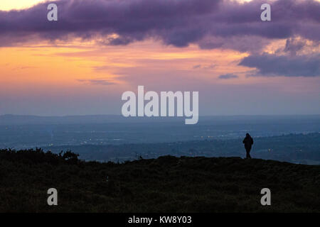 Flintshire, Wales, 1. Januar 2018, UK Wetter. Ein Kaltstart in der windigen Wetter heute auf halkyn Berg, Flintshire zu Beginn des neuen Jahres wie am frühen Morgen hill Walker in den Beginn des Neuen Jahres Sonnenaufgang von Flintshire in Richtung Cheshire © DGDImages/Alamy leben Nachrichten Stockfoto