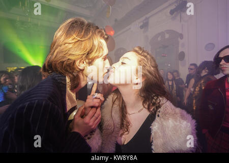 London, Großbritannien. 31 Dez, 2017. Partygänger feiert die Ankunft des neuen Jahres zu einem in der Disco Club Nacht im Bush Hall in London verloren. Foto Datum: Montag, 1. Januar 2018. Foto: Roger Garfield/Alamy leben Nachrichten Stockfoto