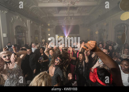 London, Großbritannien. 31 Dez, 2017. Partygänger feiert die Ankunft des neuen Jahres zu einem in der Disco Club Nacht im Bush Hall in London verloren. Foto Datum: Montag, 1. Januar 2018. Foto: Roger Garfield/Alamy leben Nachrichten Stockfoto