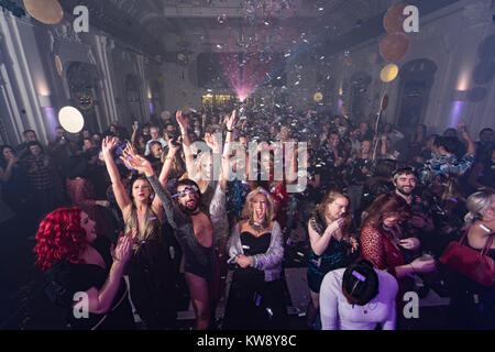 London, Großbritannien. 31 Dez, 2017. Partygänger feiert die Ankunft des neuen Jahres zu einem in der Disco Club Nacht im Bush Hall in London verloren. Foto Datum: Montag, 1. Januar 2018. Foto: Roger Garfield/Alamy leben Nachrichten Stockfoto