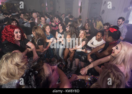 London, Großbritannien. 31 Dez, 2017. Partygänger feiert die Ankunft des neuen Jahres zu einem in der Disco Club Nacht im Bush Hall in London verloren. Foto Datum: Montag, 1. Januar 2018. Foto: Roger Garfield/Alamy leben Nachrichten Stockfoto