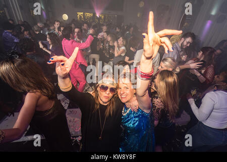 London, Großbritannien. 31 Dez, 2017. Partygänger feiert die Ankunft des neuen Jahres zu einem in der Disco Club Nacht im Bush Hall in London verloren. Foto Datum: Montag, 1. Januar 2018. Foto: Roger Garfield/Alamy leben Nachrichten Stockfoto