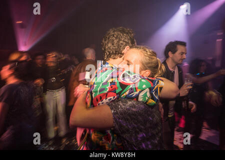 London, Großbritannien. 31 Dez, 2017. Partygänger feiert die Ankunft des neuen Jahres zu einem in der Disco Club Nacht im Bush Hall in London verloren. Foto Datum: Montag, 1. Januar 2018. Foto: Roger Garfield/Alamy leben Nachrichten Stockfoto