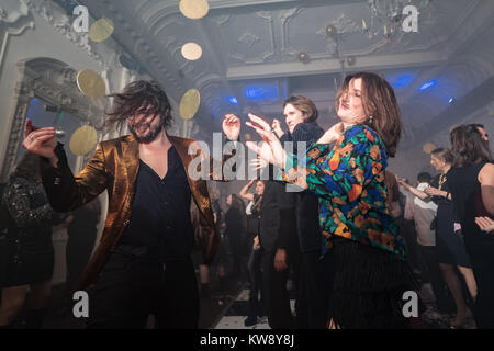 London, Großbritannien. 31 Dez, 2017. Partygänger feiert die Ankunft des neuen Jahres zu einem in der Disco Club Nacht im Bush Hall in London verloren. Foto Datum: Montag, 1. Januar 2018. Foto: Roger Garfield/Alamy leben Nachrichten Stockfoto