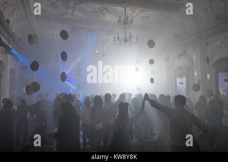 London, Großbritannien. 31 Dez, 2017. Partygänger feiert die Ankunft des neuen Jahres zu einem in der Disco Club Nacht im Bush Hall in London verloren. Foto Datum: Montag, 1. Januar 2018. Foto: Roger Garfield/Alamy leben Nachrichten Stockfoto