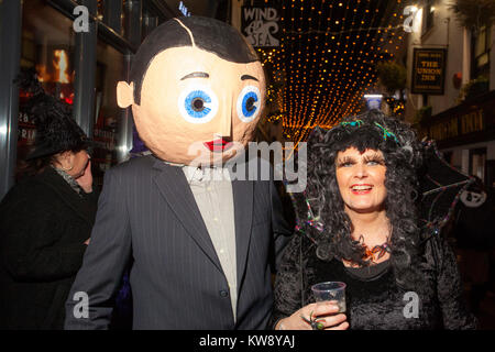 St Ives, Cornwall, UK, Silvester, 2017. Partygänger die Straßen der Cornish Fischerdorf in Fancy Dress für Silvesterabend im Neuen Jahr Flut. Credit: Mike Newman/Alamy leben Nachrichten Stockfoto