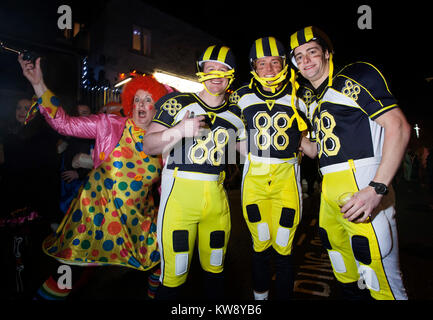 St Ives, Cornwall, UK, Silvester, 2017. Partygänger die Straßen der Cornish Fischerdorf in Fancy Dress für Silvesterabend im Neuen Jahr Flut. Credit: Mike Newman/Alamy leben Nachrichten Stockfoto