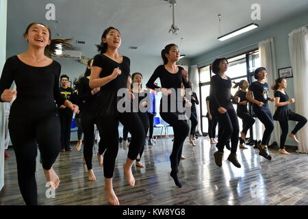 Taiyuan, Provinz Shanxi Chinas. 22. Nov 2017. Schüler warm-up Übung in der Kunst Training Schule in Taiyuan, Provinz Shanxi im Norden Chinas, Nov. 22, 2017. Kunst Studenten freuen sich auf die kommenden Prüfungen. Quelle: Cao Yang/Xinhua/Alamy leben Nachrichten Stockfoto